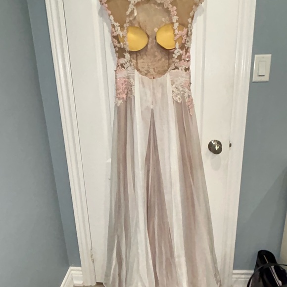 Elegant Pink and White Lace Gown - Picture 7 of 11